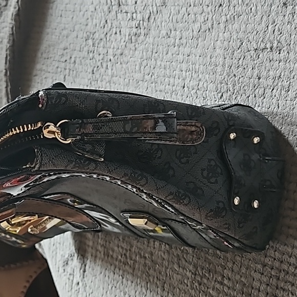 Large Guess Purse - Picture 3 of 7